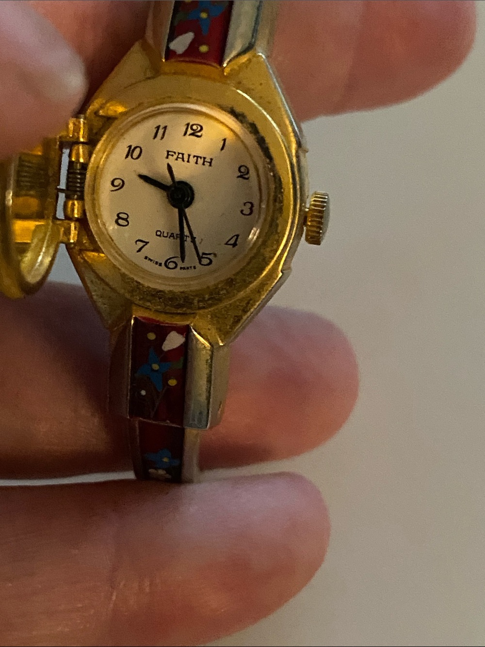 SWISS MADE Gold-Tone Red Floral Enamel Bangle Bracelet! Beautiful! - Picture 6 of 9